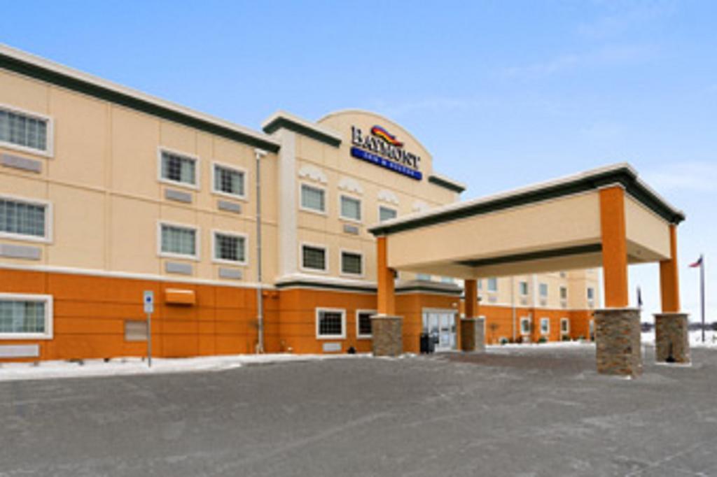 Baymont By Wyndham Minot Hotel Exterior foto