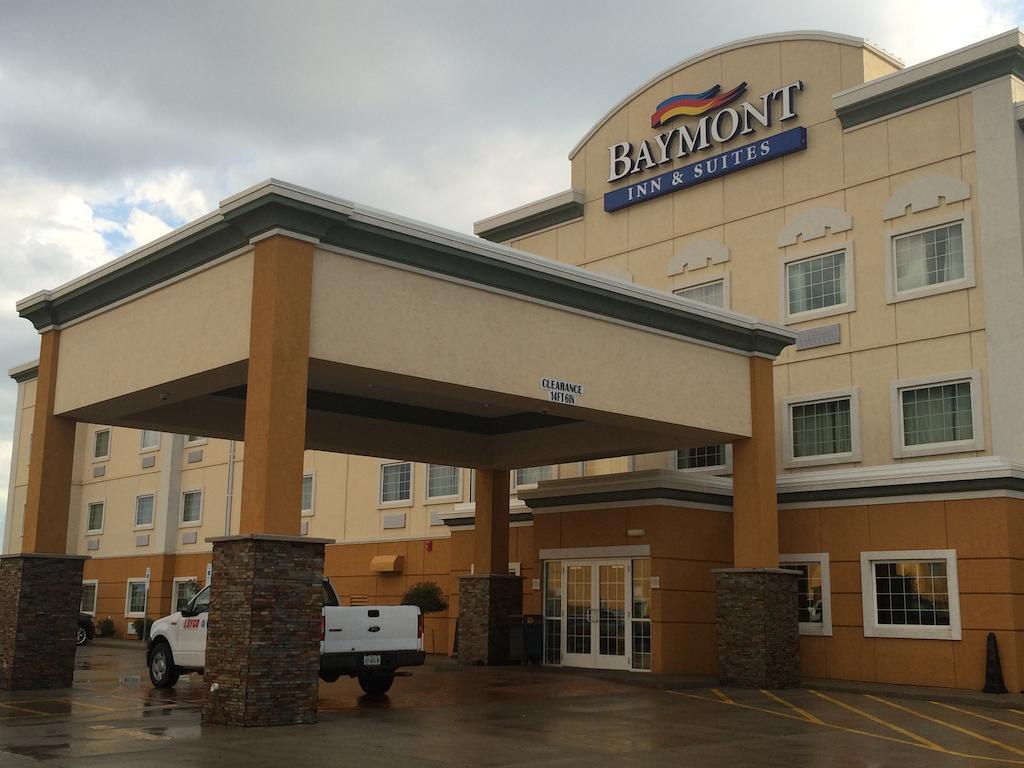 Baymont By Wyndham Minot Hotel Exterior foto